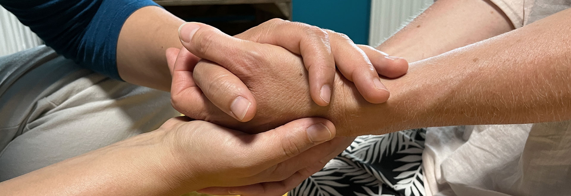 kuschelmoment hände berühren sich