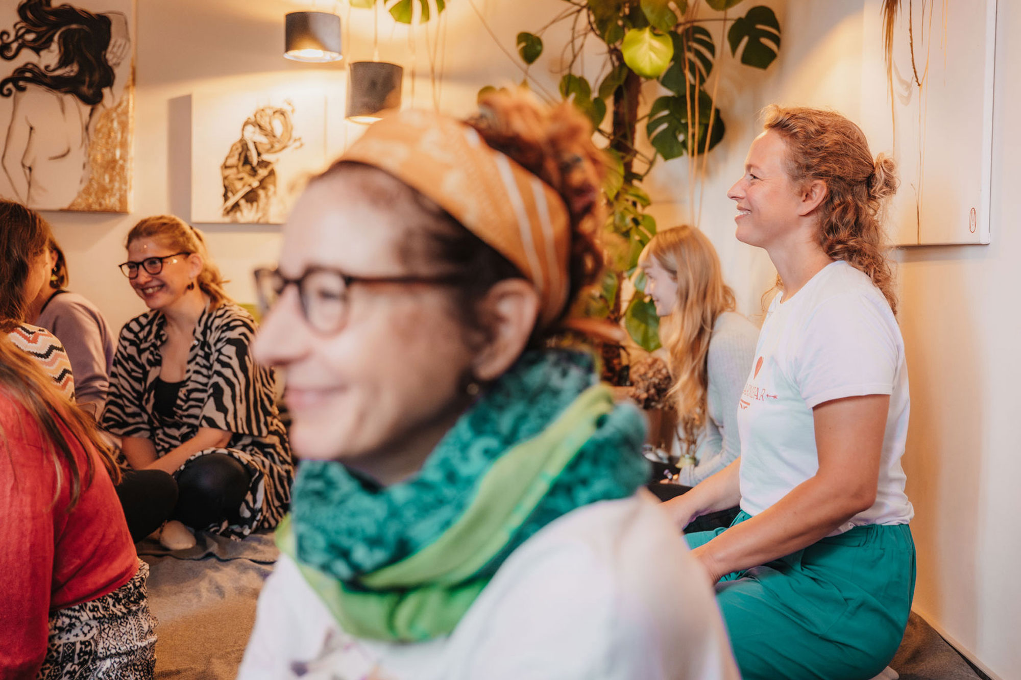 Szene einer Kuschelparty mit Steffanie Pallentin und anderen Frauen bzw. Teilnehmerinnen.